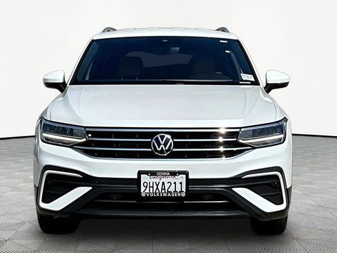 Used 2023 Volkswagen Tiguan SE FWD image 2