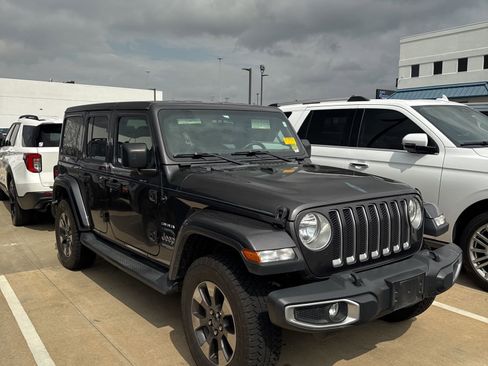 Used 2018 Jeep Wrangler Unlimited Sahara image 2