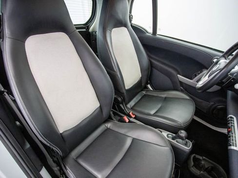 Used 2013 smart fortwo Coupe image 20