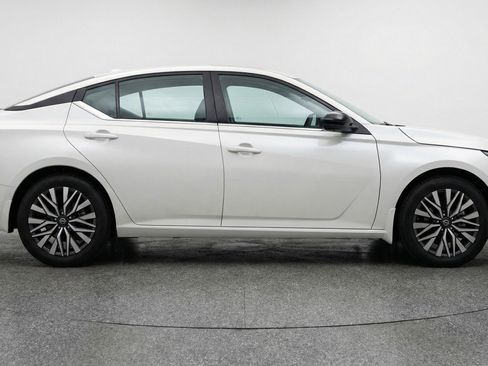 Used 2025 Nissan Altima 2.5 SV FWD image 11