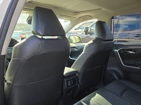 Used 2019 Toyota RAV4 XLE Premium image 21