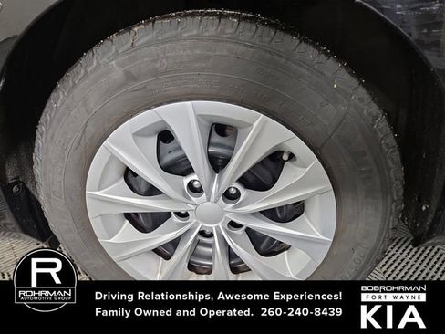 Used 2015 Toyota Camry LE image 10