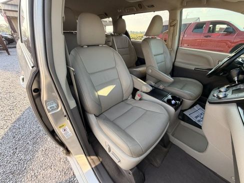 Used 2016 Toyota Sienna XLE Premium FWD image 6