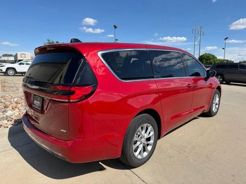 Used 2026 Chrysler Pacifica Select AWD/4WD image 6