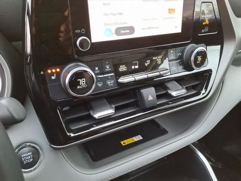 Certified 2023 Toyota Highlander XLE image 19