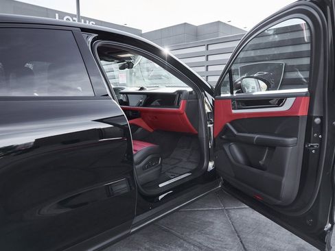 Used 2024 Porsche Cayenne Coupe image 20