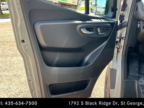 Used 2025 Mercedes-Benz Sprinter 2500 image 14