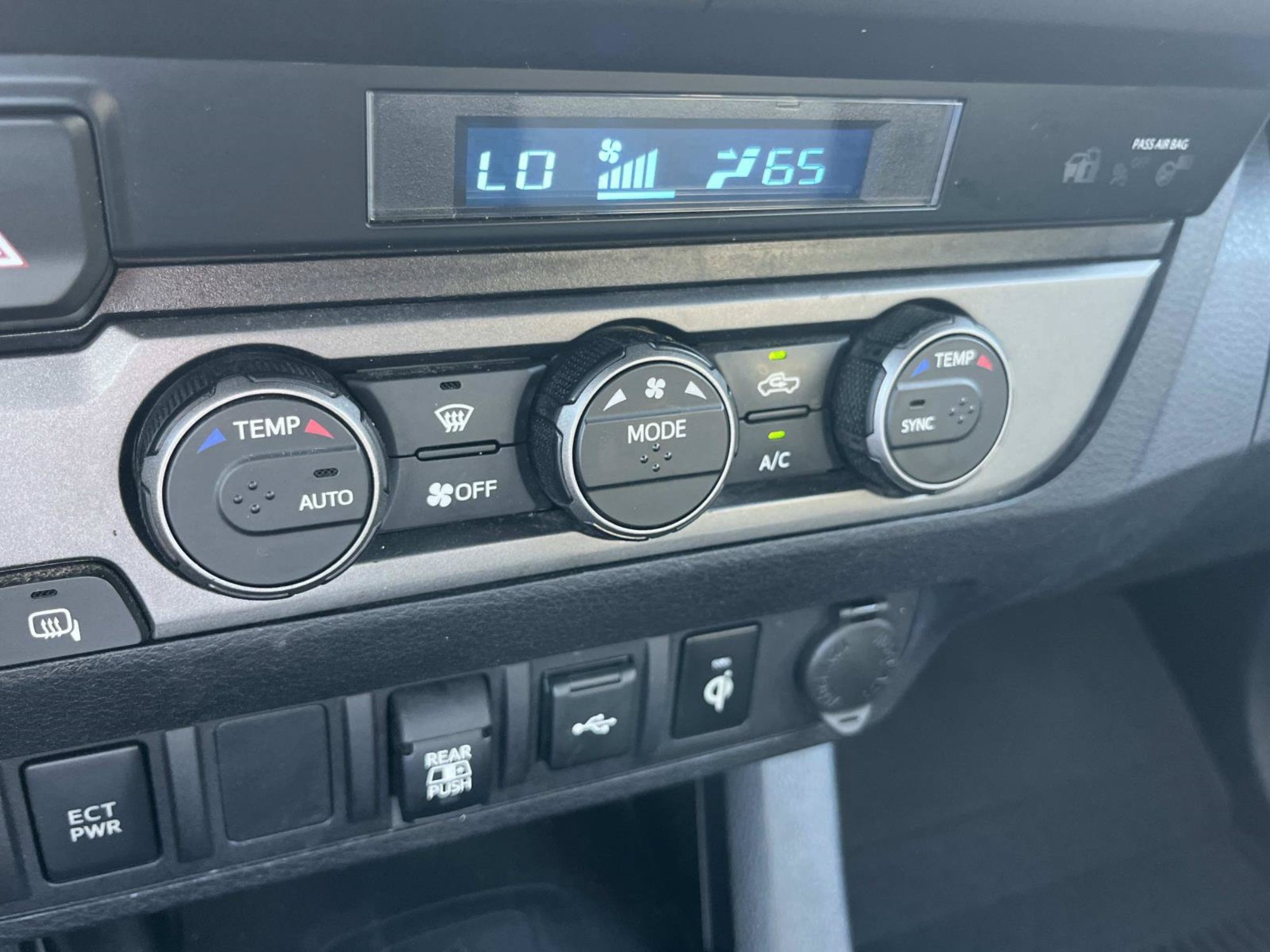 Used 2022 Toyota Tacoma TRD Off-Road AWD/4WD image 31
