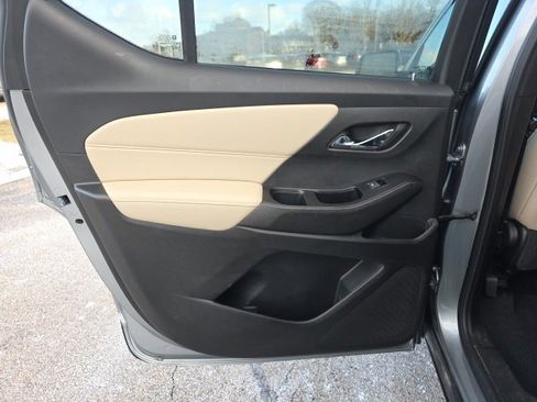 Used 2023 Chevrolet Traverse LS image 17