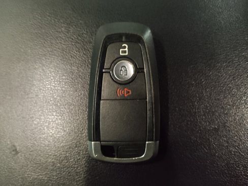 Used 2018 Ford Edge SE image 32