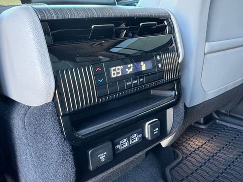 Used 2024 Jeep Wagoneer Series II w/ Flexible Seating Group image 31