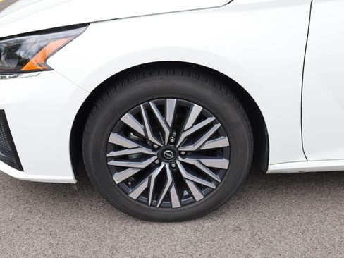 Used 2025 Nissan Altima 2.5 SV FWD image 9