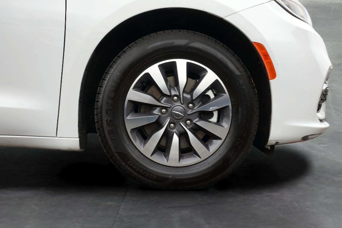 Used 2023 Chrysler Pacifica Touring-L FWD image 9