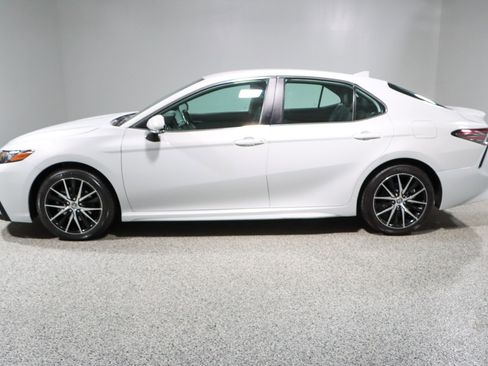 Used 2024 Toyota Camry SE image 10