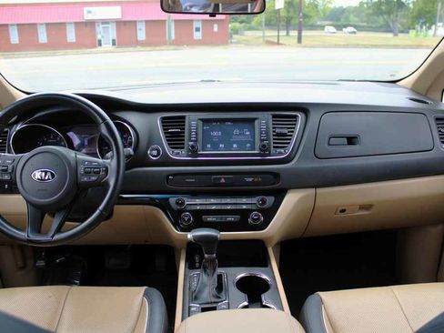 Used 2019 Kia Sedona EX FWD image 12