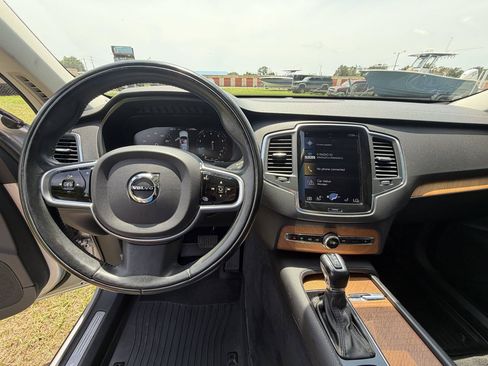 Used 2021 Volvo XC90 T6 Momentum w/ Climate Package AWD/4WD image 11