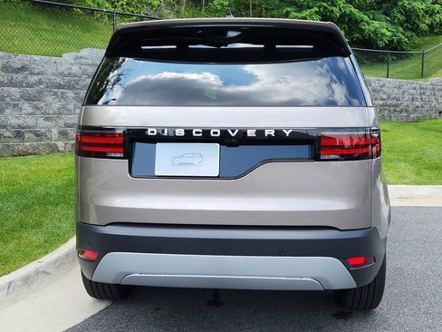 Certified 2025 Land Rover Discovery S image 7