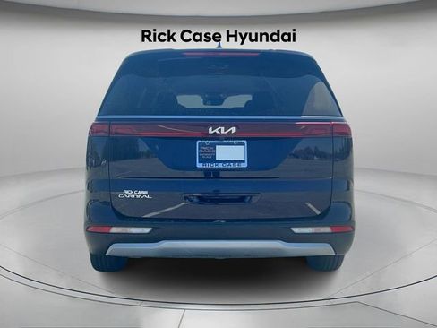 Used 2023 Kia Carnival LX FWD image 5