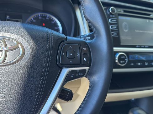 Used 2018 Toyota Highlander XLE image 19