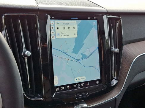 Certified 2022 Volvo XC60 B5 Momentum w/ Climate Package image 17