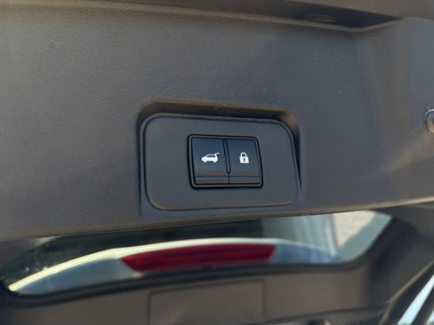 Used 2025 Nissan Rogue SV FWD image 23