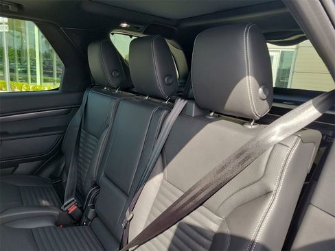 New 2025 Land Rover Discovery Metropolitan Edition image 15