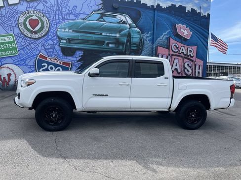 Used 2022 Toyota Tacoma SR5 AWD/4WD image 2