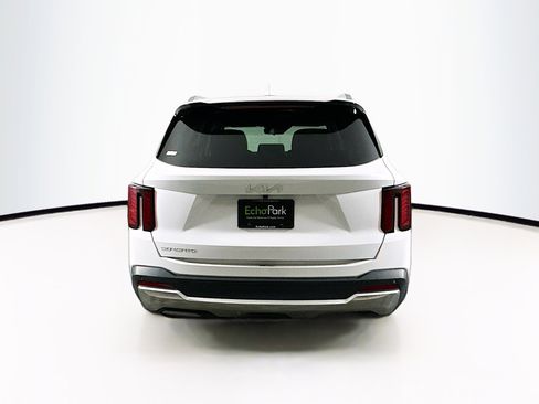 Used 2024 Kia Sorento S image 7