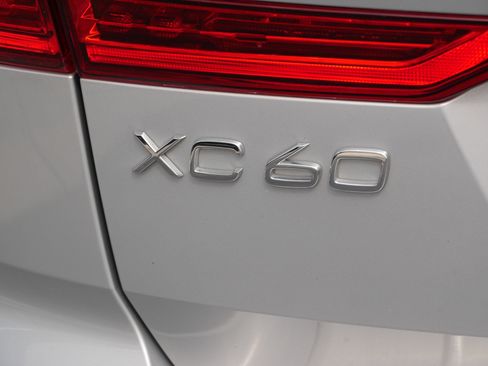 Used 2022 Volvo XC60 T8 R-Design w/ Advanced Package image 7