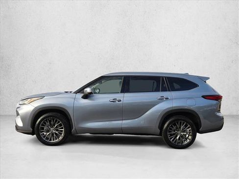 Used 2023 Toyota Highlander Limited image 9