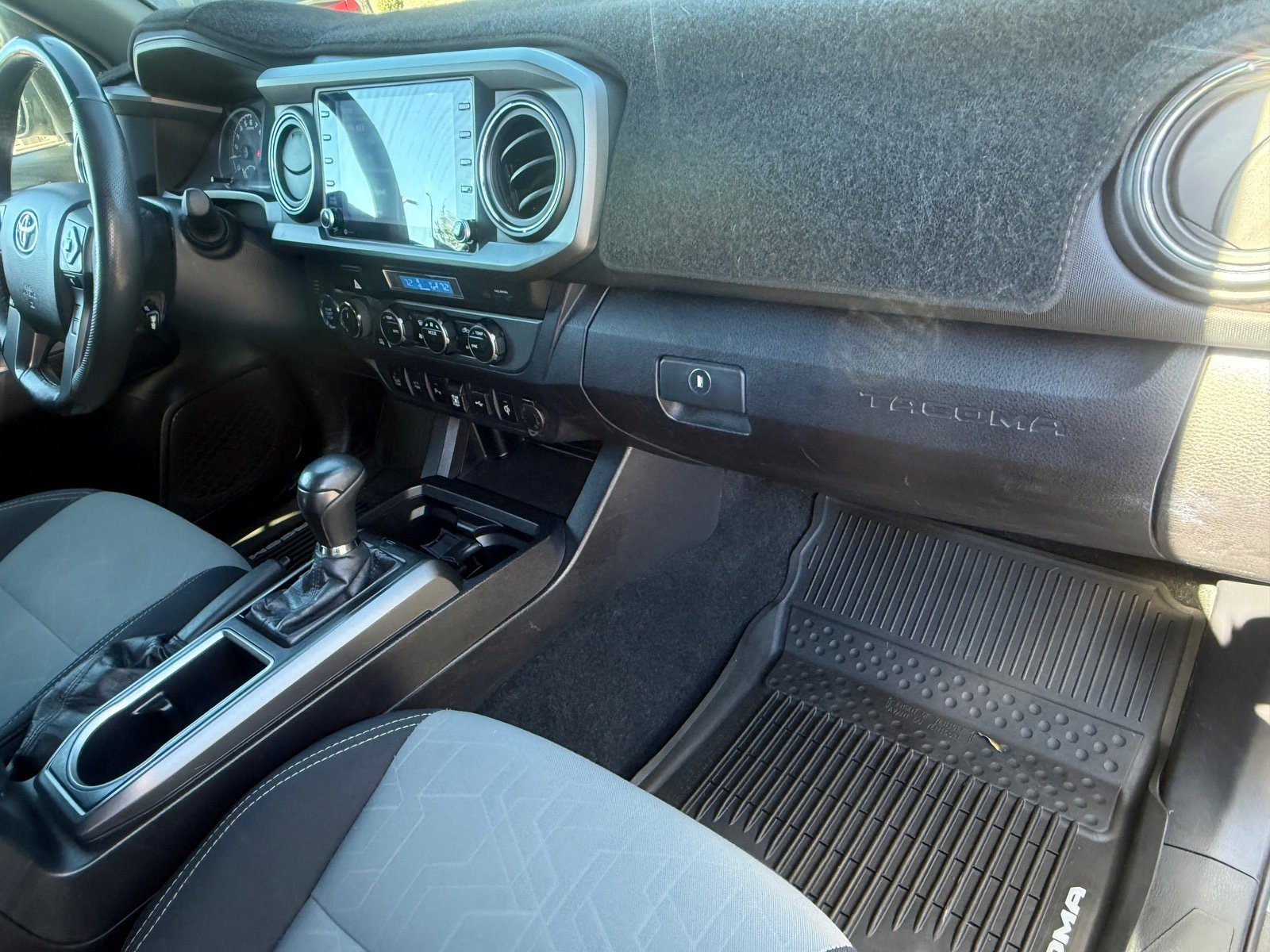 Used 2021 Toyota Tacoma TRD Off-Road w/ Technology Package AWD/4WD image 10