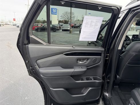 Used 2025 Honda Pilot Touring image 15