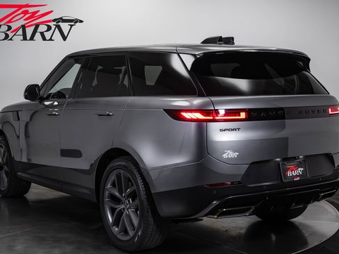 Used 2025 Land Rover Range Rover Sport SE AWD/4WD image 3