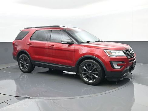 Used 2017 Ford Explorer XLT w/ Equipment Group 202A image 3