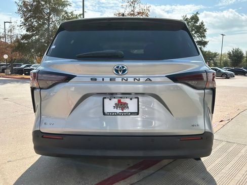 Used 2025 Toyota Sienna XLE FWD image 7