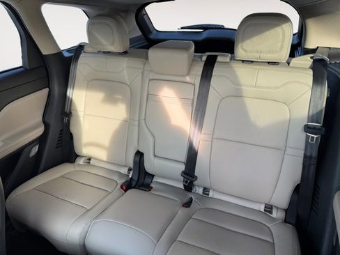 Used 2025 Lincoln Corsair Reserve image 12