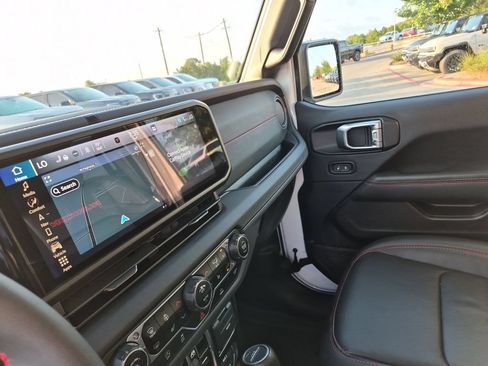 Used 2024 Jeep Gladiator Rubicon w/ Technology Group AWD/4WD image 28