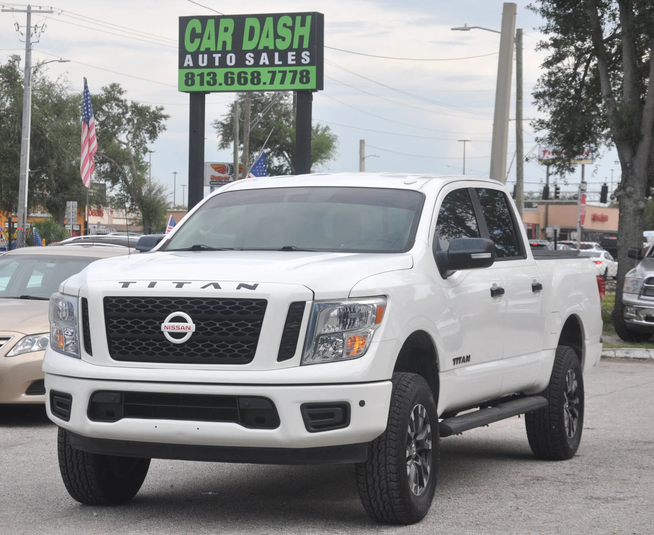 Used 2018 Nissan Titan SV w/ SV Convenience Package RWD image 2