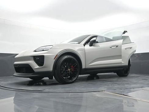 New 2026 Porsche Macan 4S Electric AWD/4WD image 32
