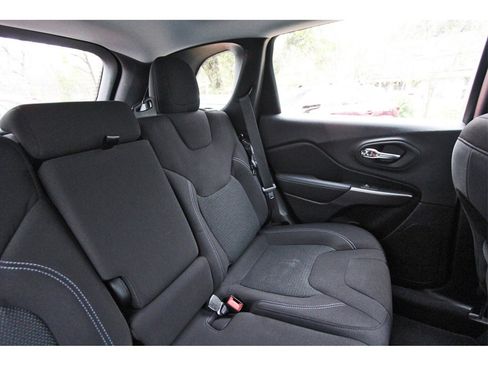 Used 2020 Jeep Cherokee Latitude image 11