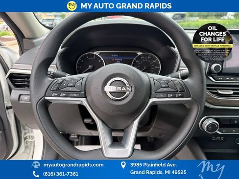 Used 2025 Nissan Altima 2.5 SV FWD image 14
