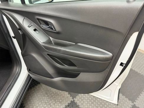 Used 2021 Chevrolet Trax LS w/ Tint and Cruise Package image 40