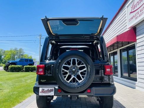 Used 2024 Jeep Wrangler Unlimited Sahara w/ Technology Group AWD/4WD image 5