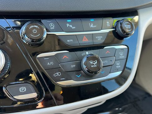 Certified 2024 Chrysler Pacifica Touring-L image 34