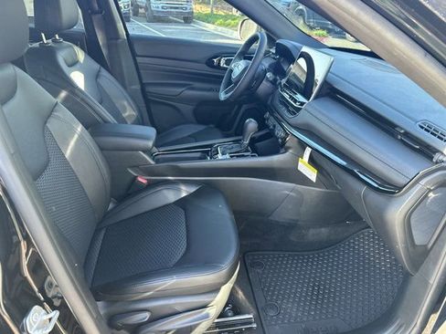 New 2026 Jeep Compass Latitude image 13