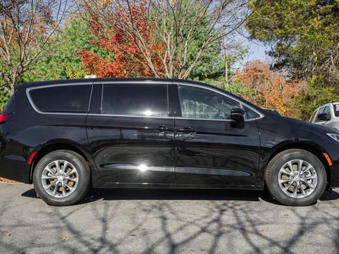New 2026 Chrysler Pacifica Select image 3