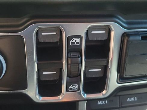 Used 2021 Jeep Wrangler Unlimited Sahara AWD/4WD image 26