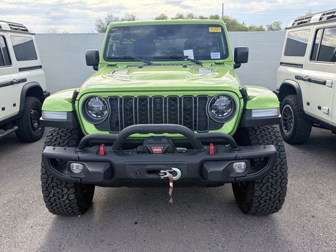 Used 2025 Jeep Wrangler Unlimited Rubicon AWD/4WD image 3