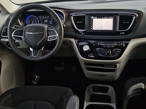 Used 2023 Chrysler Voyager LX image 31