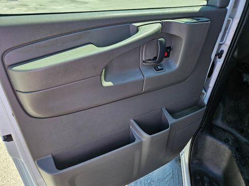 Used 2015 Chevrolet Express 2500 RWD image 11